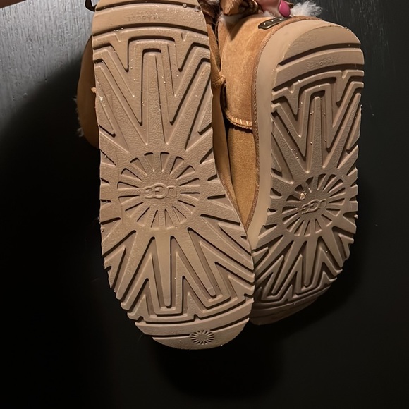 Mini Custom Bailey Bow Uggs - Picture 4 of 4